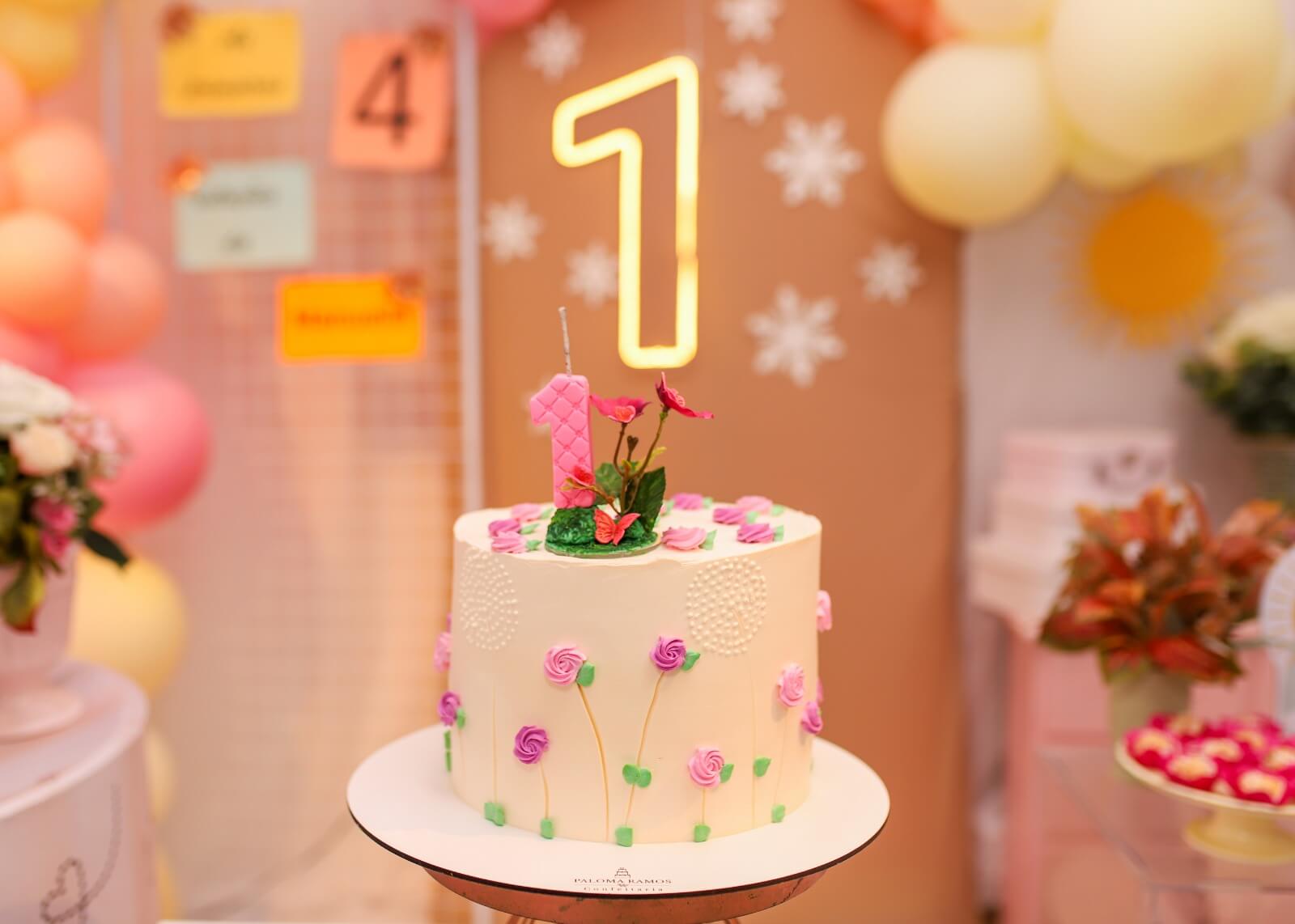 Bolo/torta com decoração personalizada para aniversário